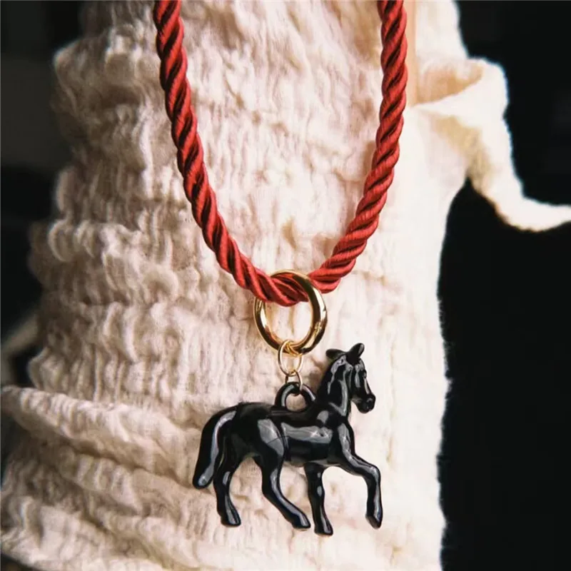 

2025 New Resin Horse Rope Necklace for Women Simple Exaggerated Fashion High-End Clavicle Chain Party Travel Accessories