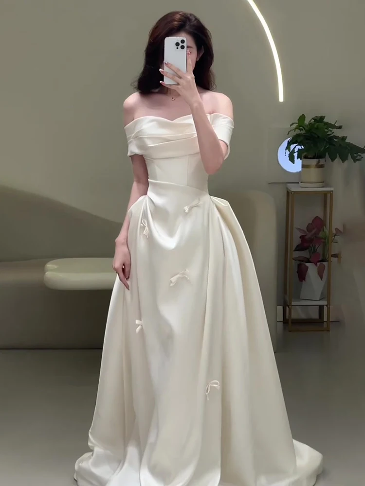 

Элегантное атласное свадебное платье на одно плечо белого цвета с бантом для церемонии и выхода невесты