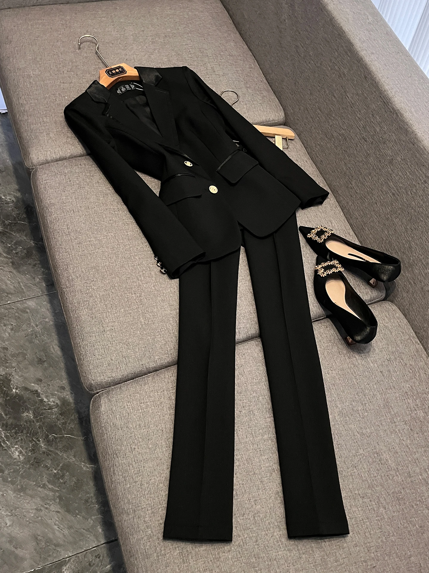 

Новый черный деловой костюм-двойка 2026 года для женщин: элегантный комплект с длинным рукавом для офиса, стройнящий силуэт, профессиональная одежда P138