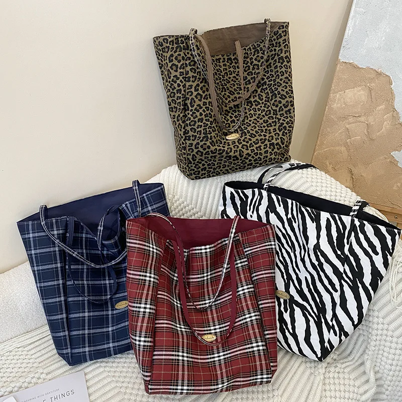 

1 Piece Retro Creative Design Women Girl Shoulder Bag European Plaid Commuter Student Tote Bag Large Capacity Storage Bag