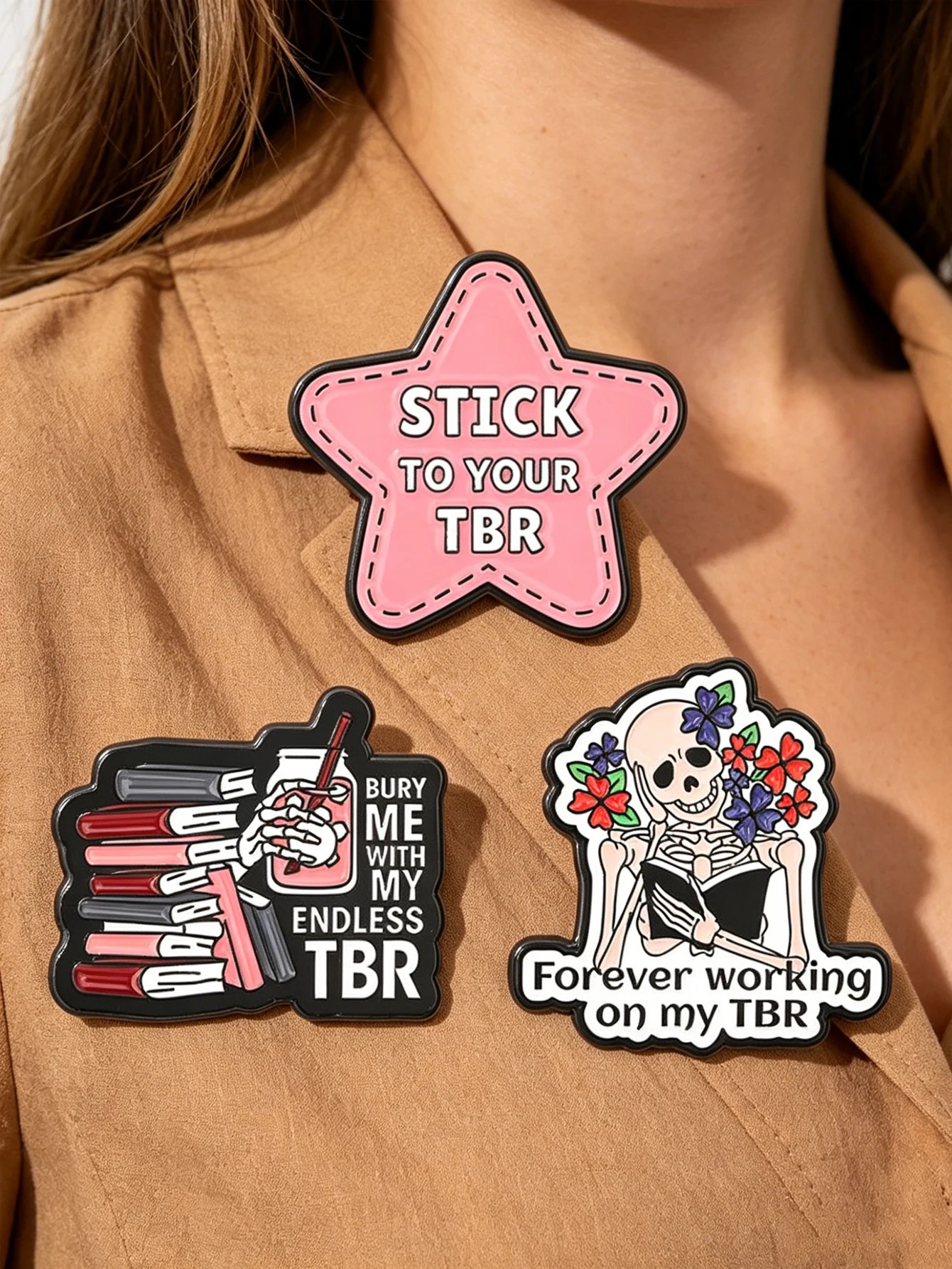 3 badges métalliques en forme de rouleau de livre étoilé rose « Stick with Your Tbr », ce badge ludique et motivant est conçu pour ceux qui aiment la lecture et la collection de livres, et convient à une tenue décontractée.
