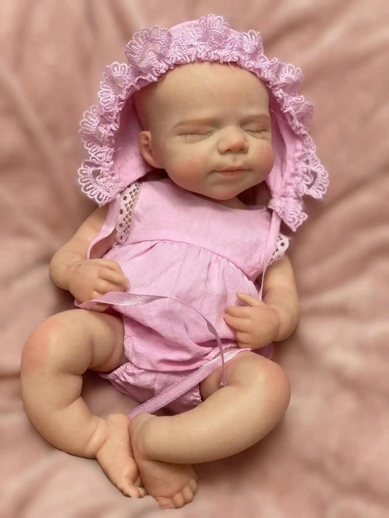 Saskia 33 cm großes weiches, festes Silikon-Neugeborenes Mädchen mit sichtbaren Adern und 3D-bemalten Details. Zu öffnender Mund, zwei Outfit-Optionen
