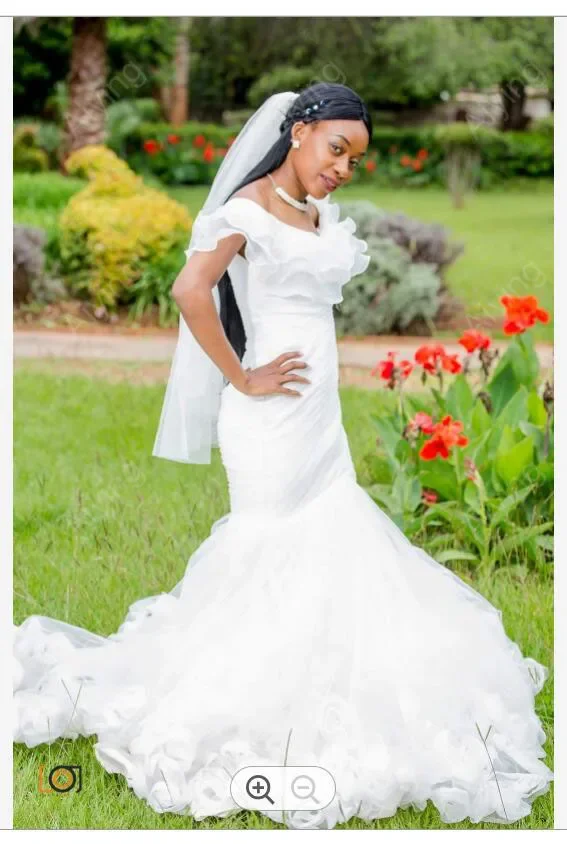 Maßgeschneidertes, schulterfreies, schulterfreies Brautkleid aus Tüll mit Rüschen, elegantes Meerjungfrau-Brautkleid mit handgefertigten Blumen unten