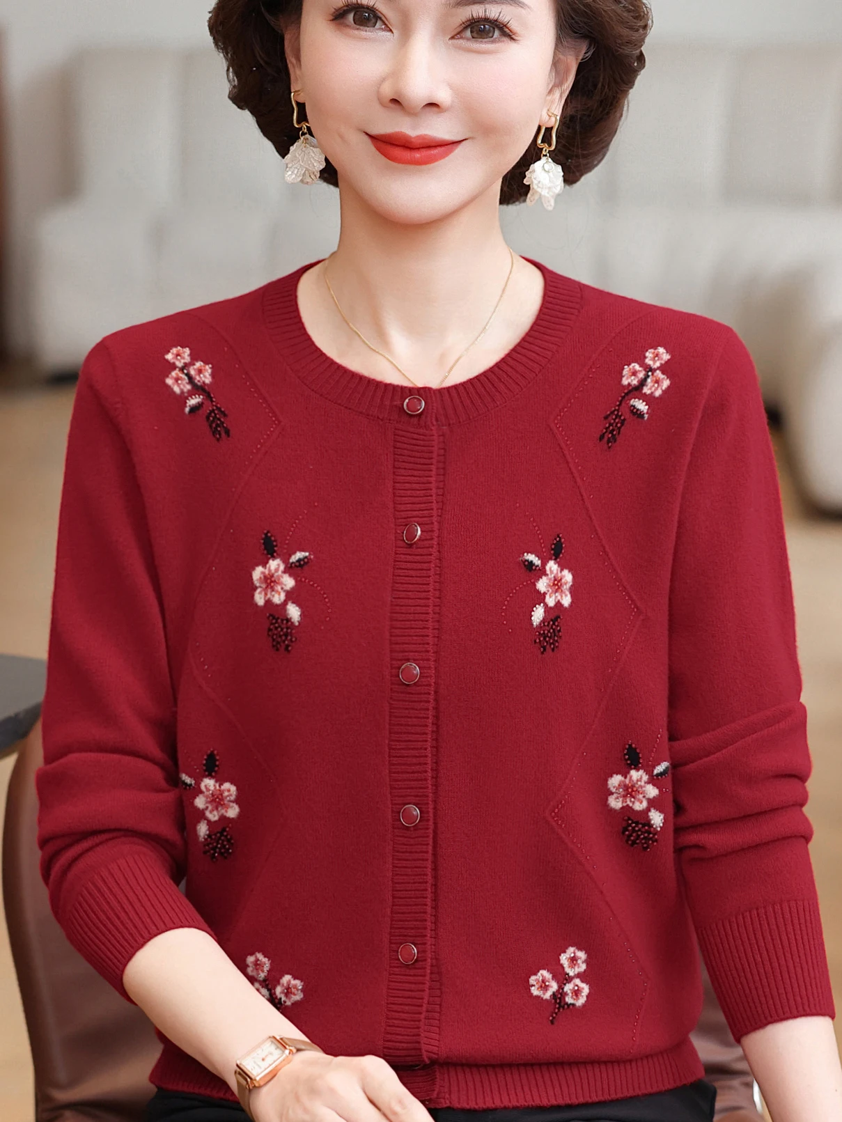 

Весенне-осеннее новое тонкое шерстяное трикотажное пальто с вышивкой для женщин, модная одежда для мам, повседневная свободная посадка