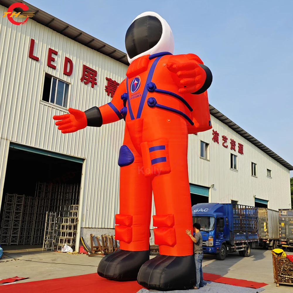 Schneller Versand, 26 Fuß hoher orangefarbener aufblasbarer Astronauten-Modellballon, aufblasbarer Raumfahrer für Werbung mit Gebläse