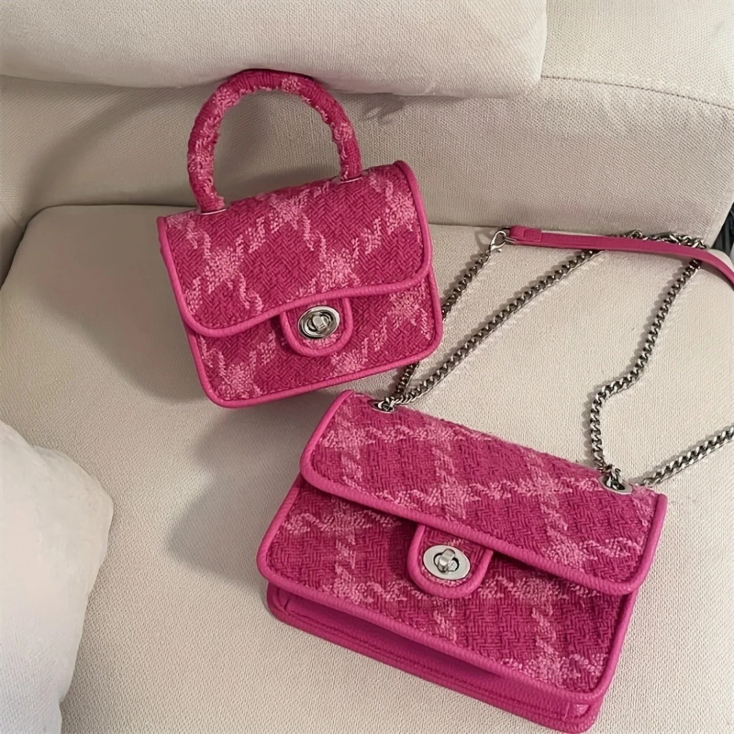 

Quilted Crossbody Handbag with Lock Closure and Chain Strap