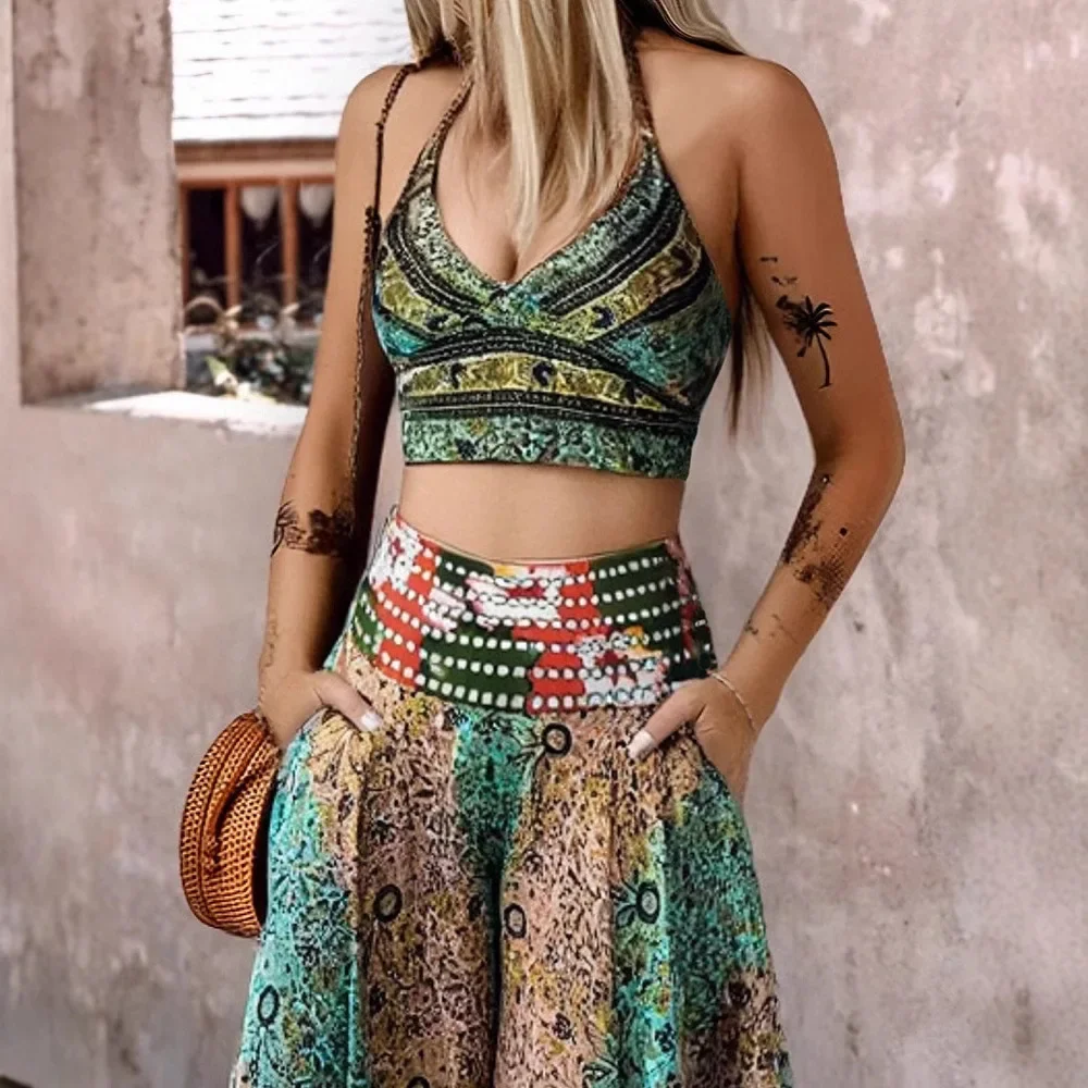 

Новинка! Летний комплект из 2 предметов: укороченный топ на бретельках с V-образным вырезом и широкие брюки с высокой талией и рюшами, с этническим узором. Идеально для отпуска.