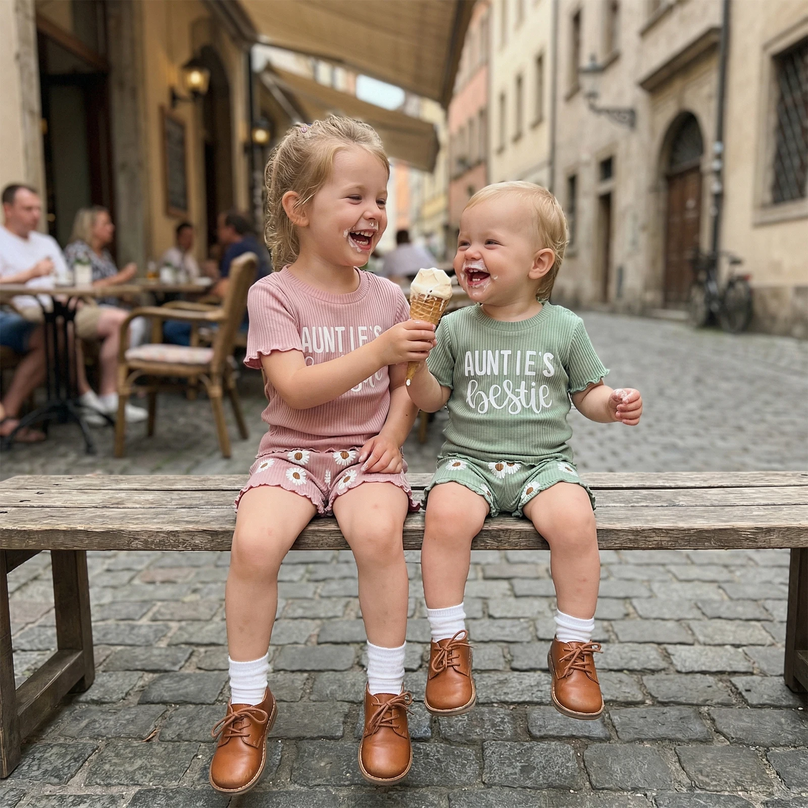 

Летние наряды для маленьких девочек Blotona: футболка с короткими рукавами, круглым вырезом и принтом букв, топ и шорты с эластичной резинкой на талии и принтом ромашек.