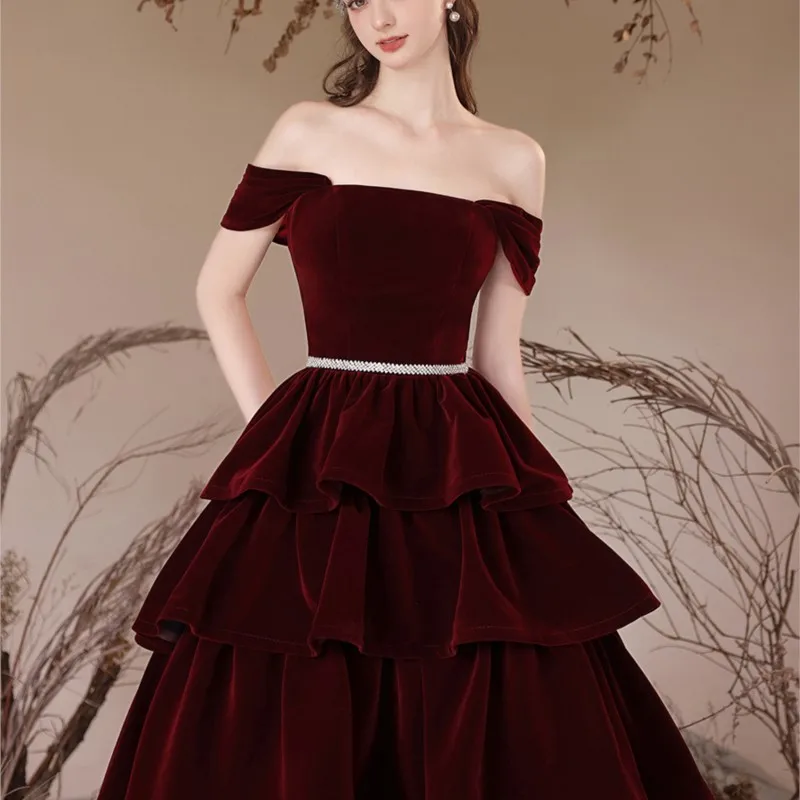 

A toast to the new red velvet one-shoulder pongee skirt