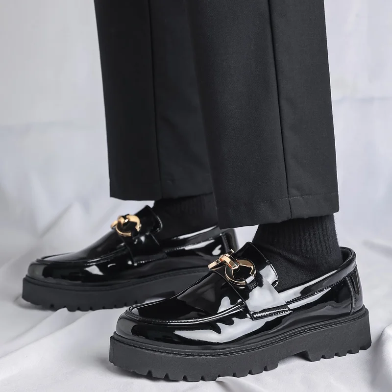 Herren-Freizeitsneakers, Herren-Slipper aus glänzendem Lackleder, Herren-Lederschuhe mit dicker Sohle und Metallschnalle, die die Körpergröße optisch erhöhen, Herren-Freizeitschuhe im britischen Stil für den täglichen Gebrauch. – Detail 9