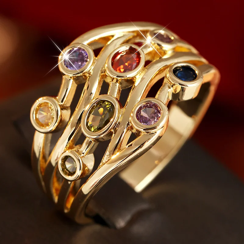 Exquisiter Luxus-Ring mit breiter Fassung für Damen, wellenförmig gestaffelt, mit hohlen Zirkon-Einlagen, glänzendes, wunderschönes Schmuckstück.