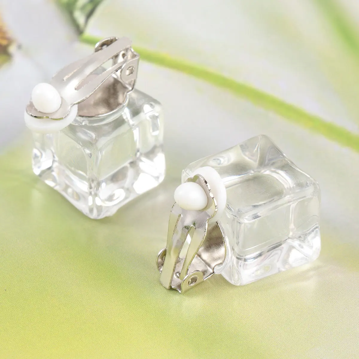 1Pcs Ice Cube Ear Stud Clear Transparent Cube Earring 1.5cm Premium Material Long-Lasting Color Stable Square Creative Earbob