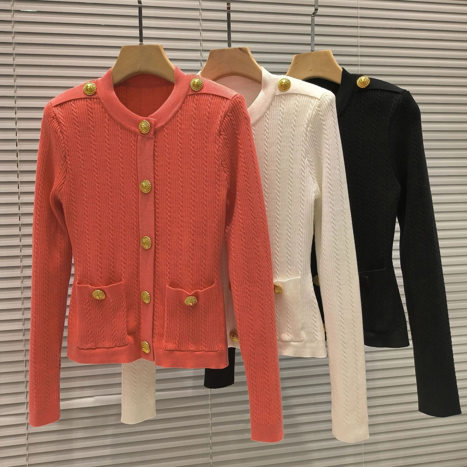 

Высококачественная версия парижского вязаного свитера с золотыми пуговицами, круглый облегающий открытый кардиган для женщин