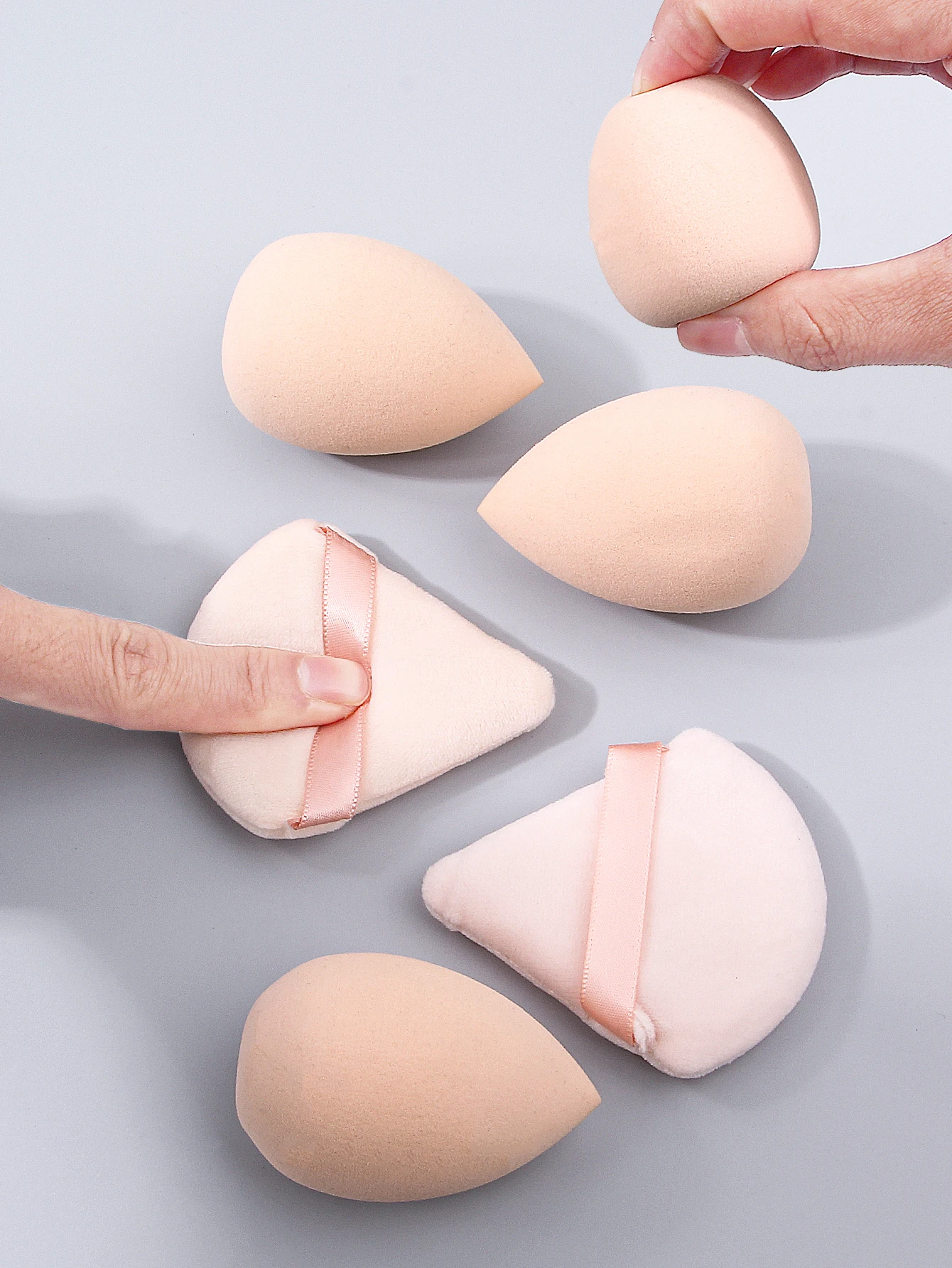 7 قطع من إسفنجة البودرة فائقة النعومة وغير لزجة، تأتي منتفخة مسحوق مثلثة مع صندوق تخزين محمول للسفر