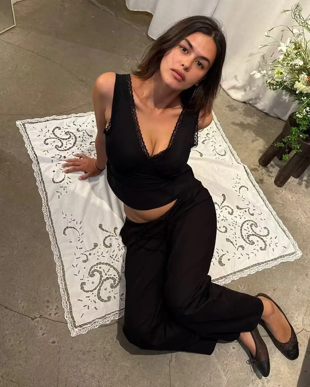 

Coucou Black and white lace V-neck crop top and simple elegant straight-leg pants