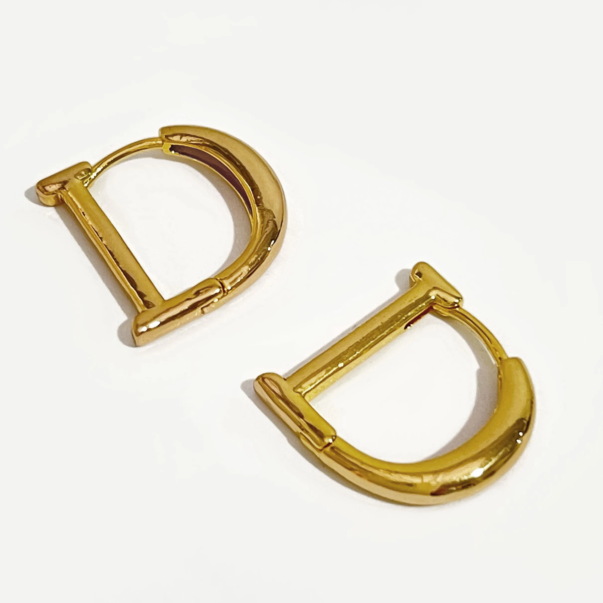 Peri'sBox 여성용 미니멀리스트 문자 D 모양 후프 귀걸이, 우아한 기질 허기 귀걸이, 데일리 주얼리 선물