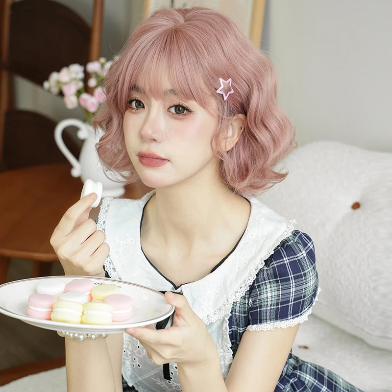 NAMM Wig Bob Pink wanita, Wig bergelombang dengan poni sintetis alami untuk Cosplay harian serat tahan panas