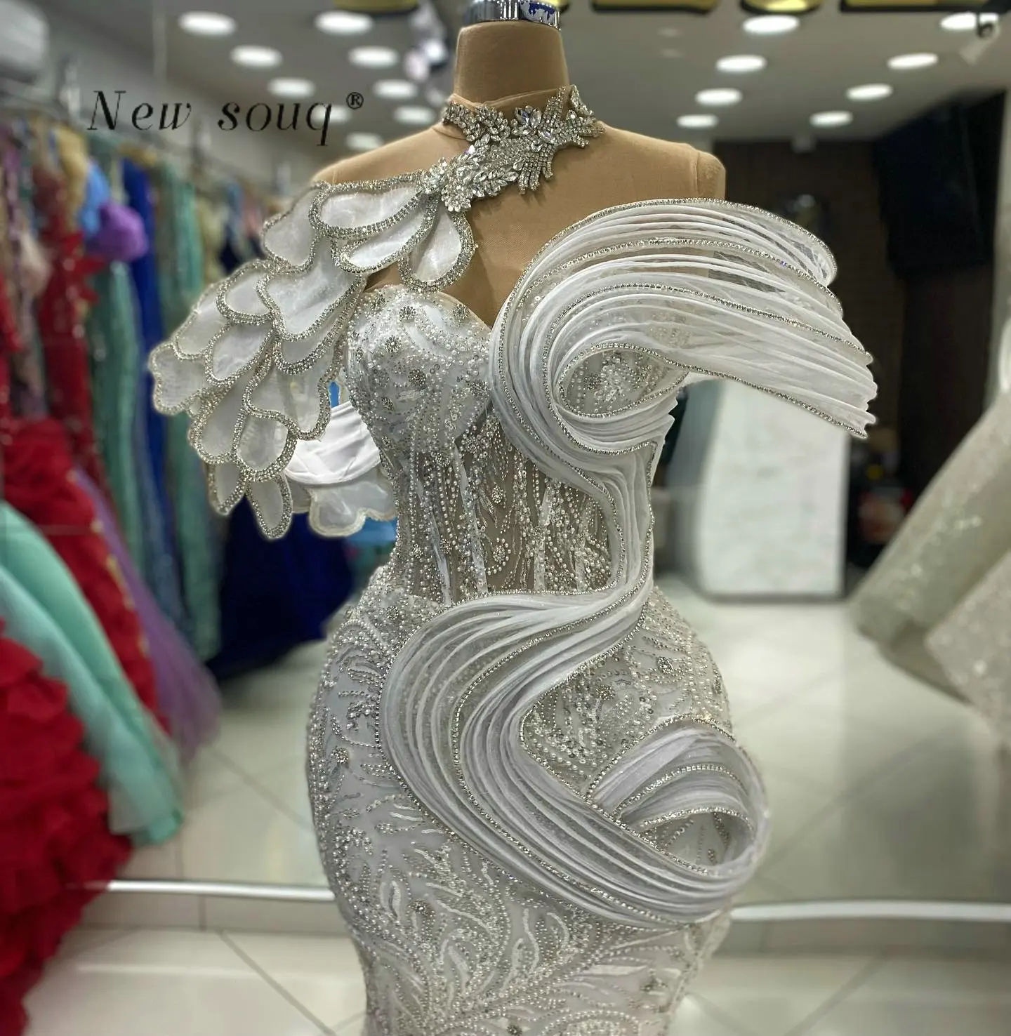 ชุดราตรีทรงเมอร์เมดสีขาวประดับคริสตัล ปี 2026 แบบเปิดไหล่ แต่งระบาย สำหรับงานแต่งงาน งานเลี้ยงกลางคืน  สามารถสั่งตัดได้