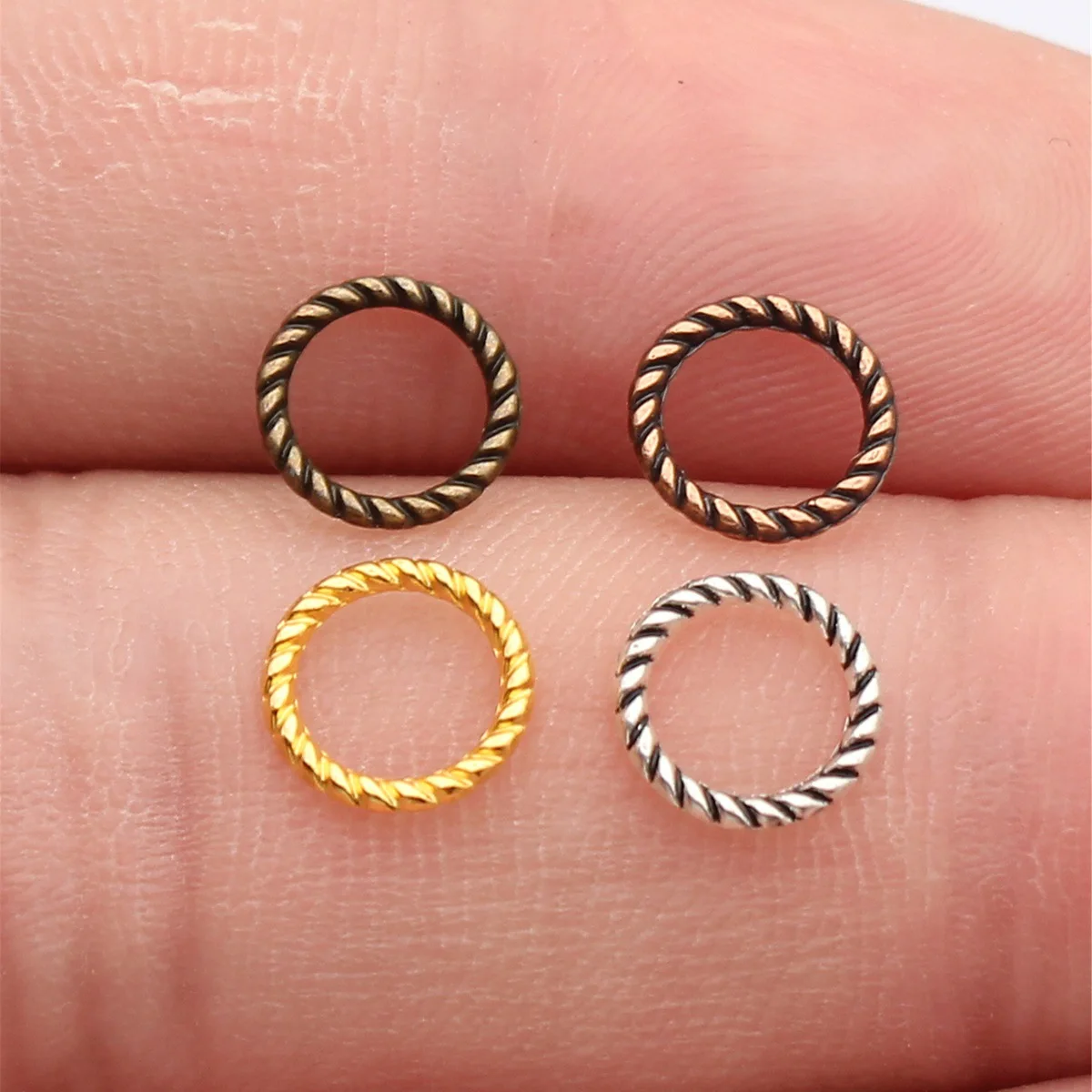WYSIWYG 100 Stück 8,2 x 8,2 x 1 mm, 4 Farben, geflochtenes Seil, strukturierter Kreisverbinder für die DIY-Schmuckherstellung