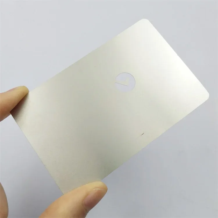 

Бесплатный образец полноцветной печати 0,3 мм пустая металлическая карта с серебряным покрытием на заказ