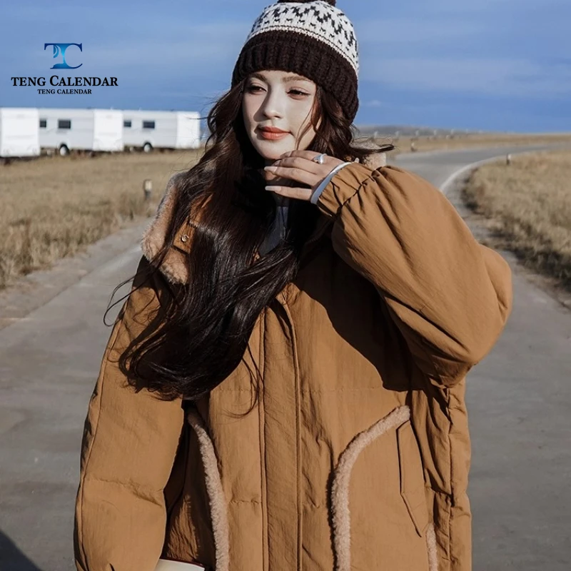 Piumino con cappuccio con stampa orso color caffè, giacca calda giocosa che riduce l'età con giunture di media lunghezza, nuovo stile invernale 2025 da donna