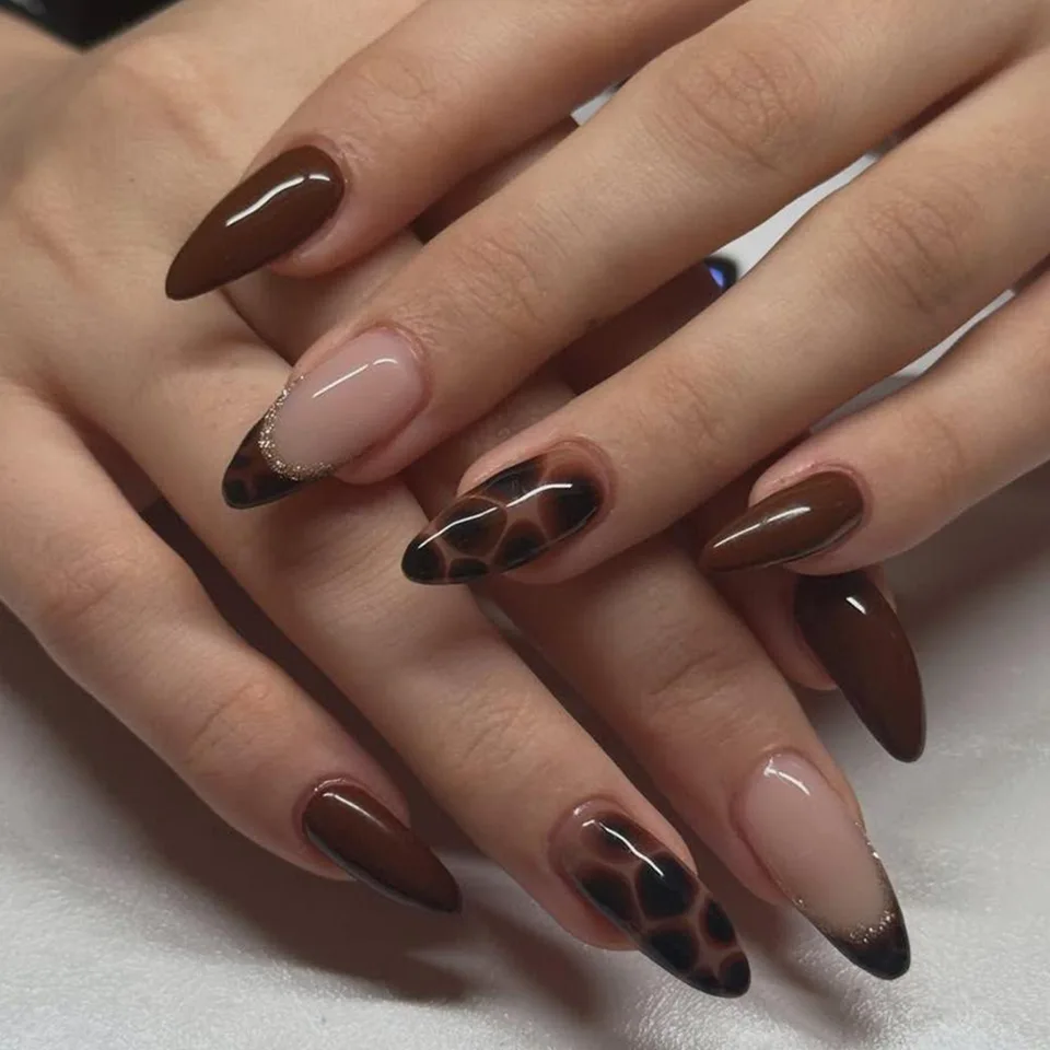 24 Piezas Uñas Postizas Almendra Estampado Leopardo con Mini Flor Acrílicas Retro Dulces Cool Francesas 4