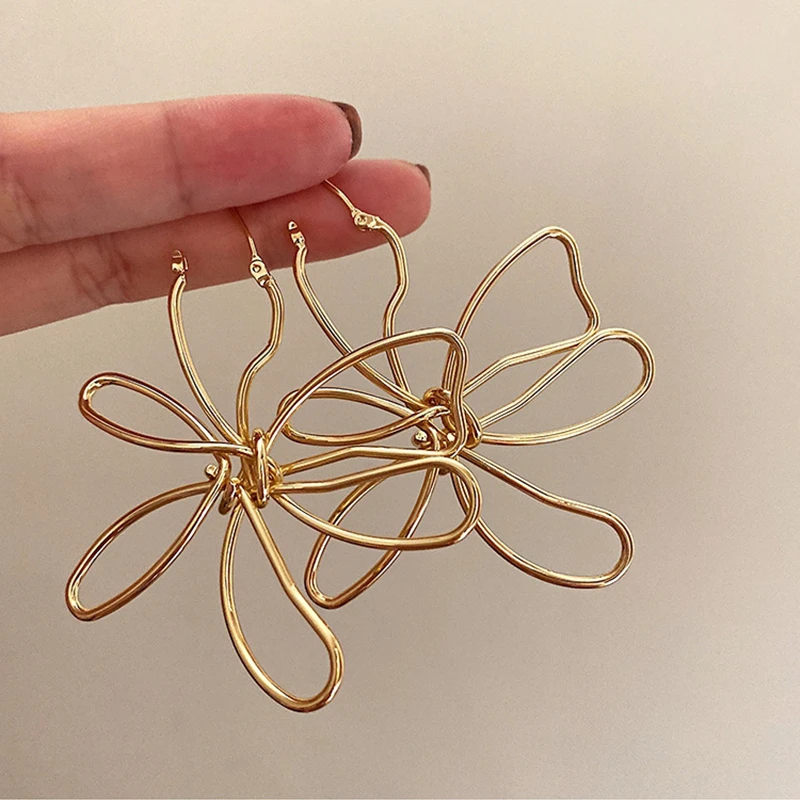 XIALUOKE Fashion Flower Earrings For Women Minimalist Metal Lines Hoop Earrings Female Girl Daily Jewelry Accessories Gift