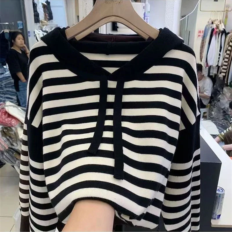 

2025 Ленивый ветер женский полосатый вязаный верхний пальто весна осень женский большой размер 4XL вязаный корейский женский свободный свитер с капюшоном куртка