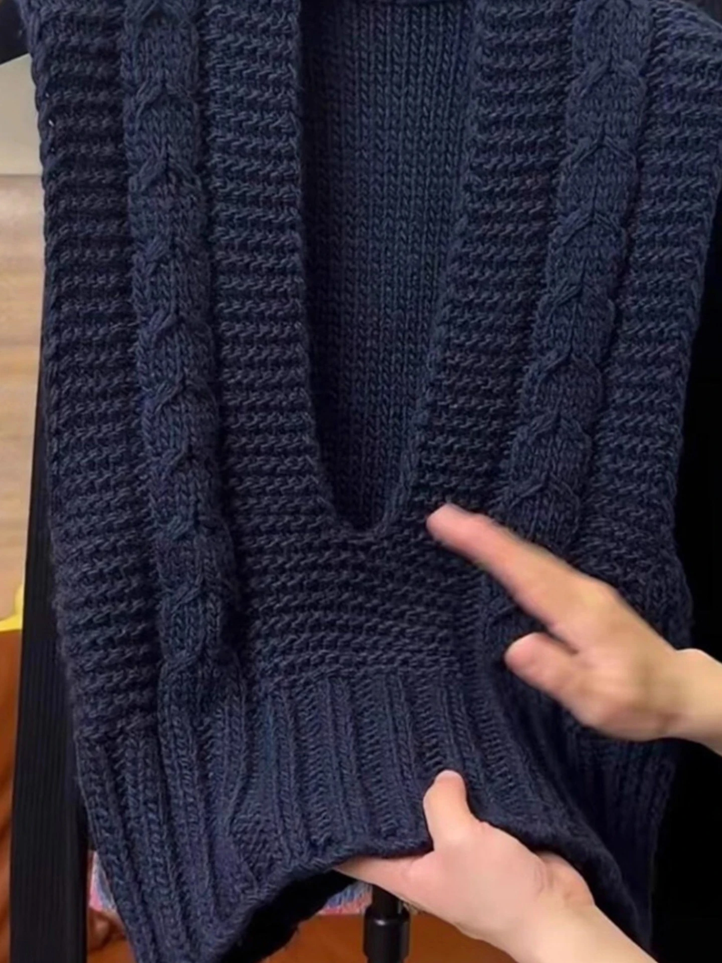 독특하고 편안한 고급 여성 니트 스웨터 베스트 패셔너블 레이어링 탑 슬림핏 V넥 단색 출퇴근룩