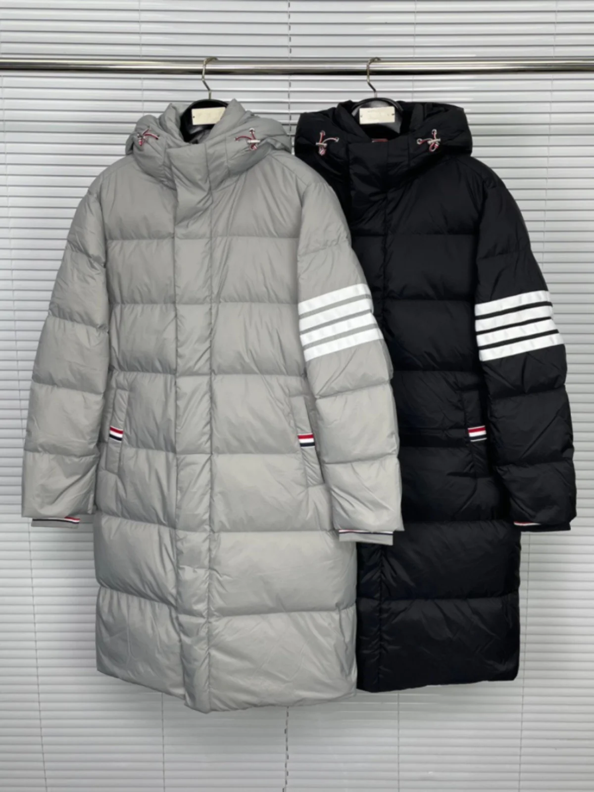 Hiver Thiened 90% blanc Du vers le bas à capuche Jaet mi-long quatre rayures grande taille vêtements d'extérieur amples manteau à la mode pour femmes