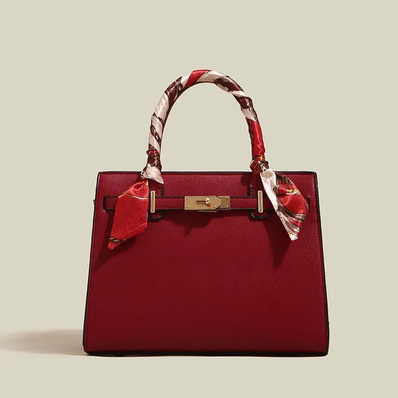 

Minimalist Shoulder Bag for Modern Women Sleek Crossbody Design for Contemporary Urban Fashion Statement