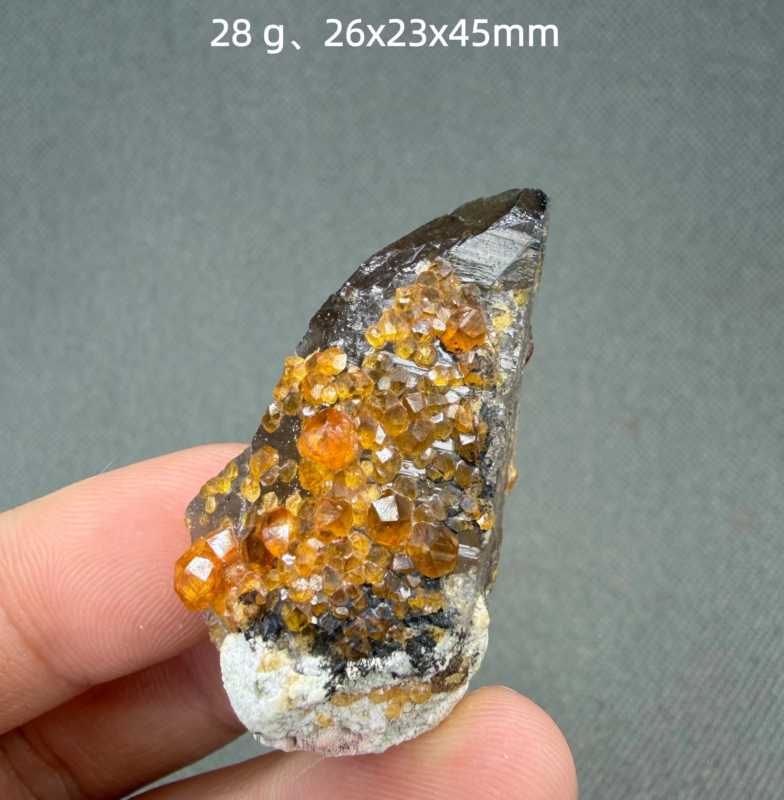 Garnet naturel sur quartz de Chine, spécimen minéral en cluster de cristaux, rare