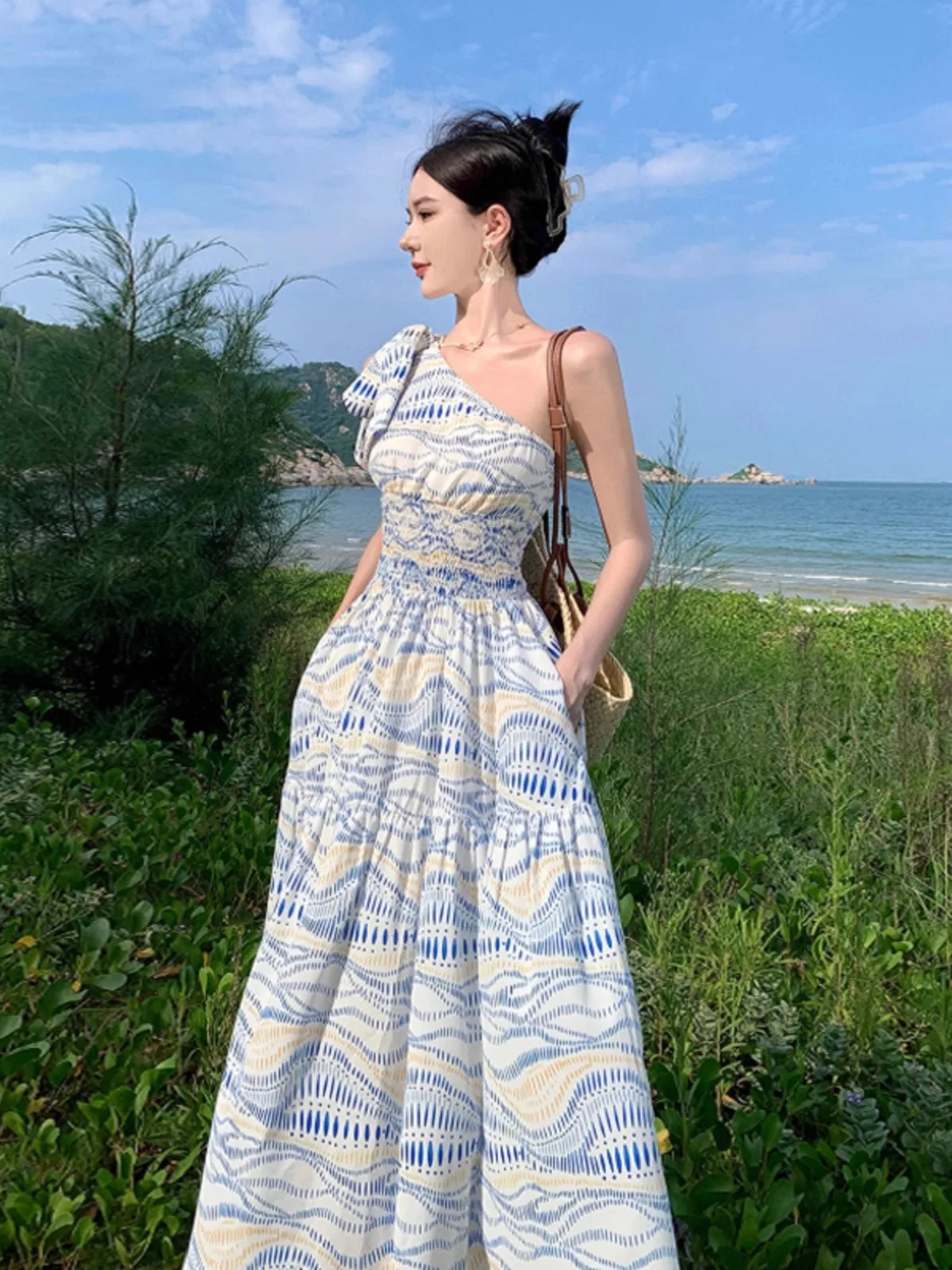 

Асимметричное платье для путешествий, фотографии, наклонные плечи, полосатая темпераментная юбка с затягивающей талией, длинное пляжное платье для отпуска