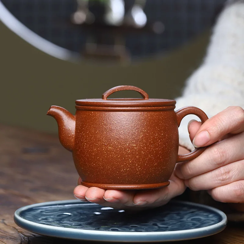 

Yixing original mine purple clay teapot is fully handmade by famous masters, and the red sloping Hanwa is sourced and distribute