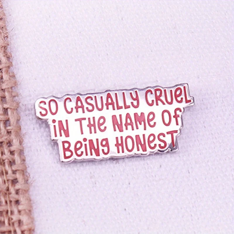 Lustiger Buchstabe „So Casually Cruel in The Name of Being Honest“ Emaille-Anstecknadel „All Too Well“-Abzeichen „Swifties Jewellery“. – Detail 7