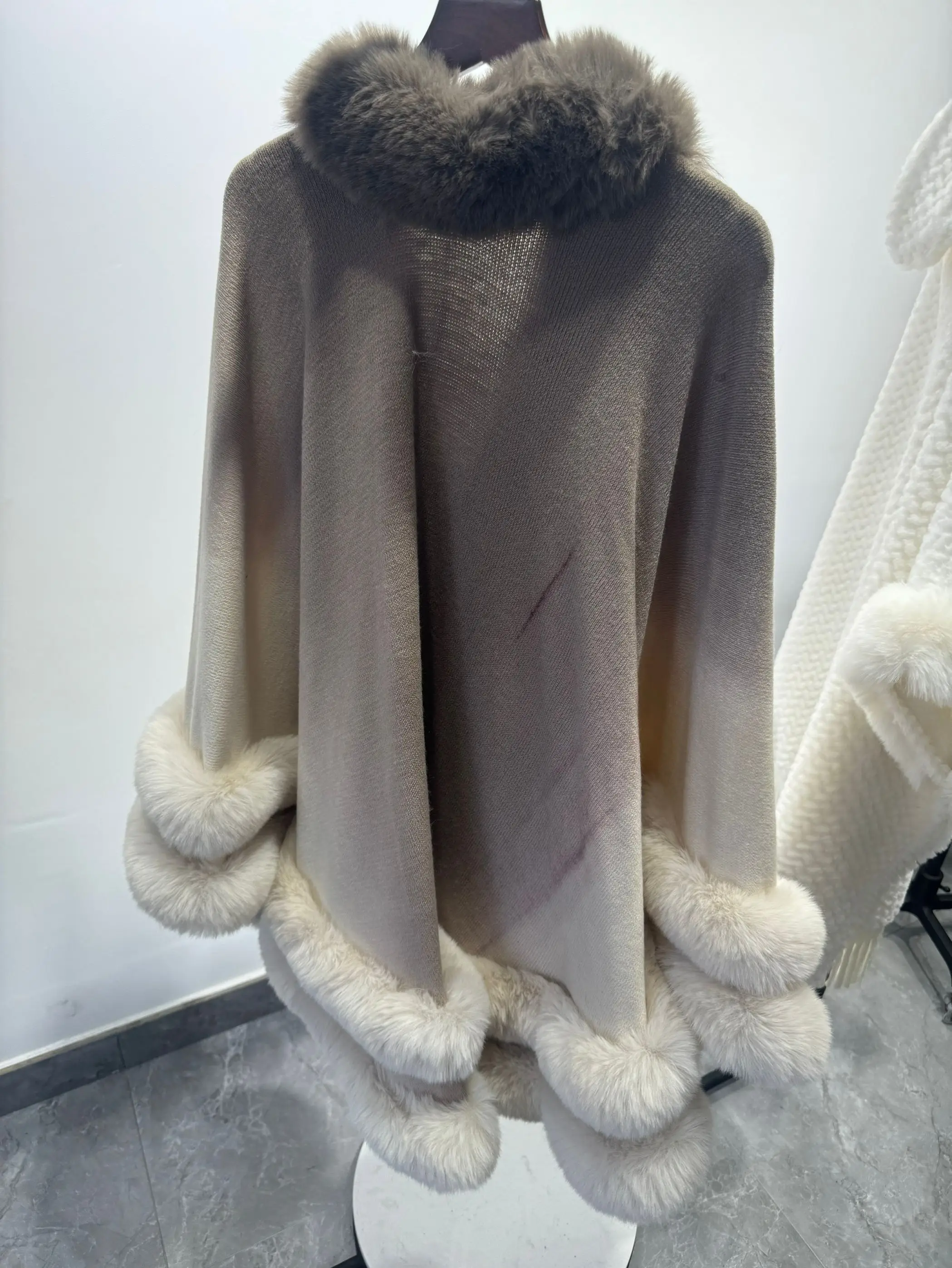 

Custom Made Women Warm Gradient Colors Poncho Cape Winter 2 Circle Faux Fur Collar Loose Cloak Big Pendulum Shawl Overcoat