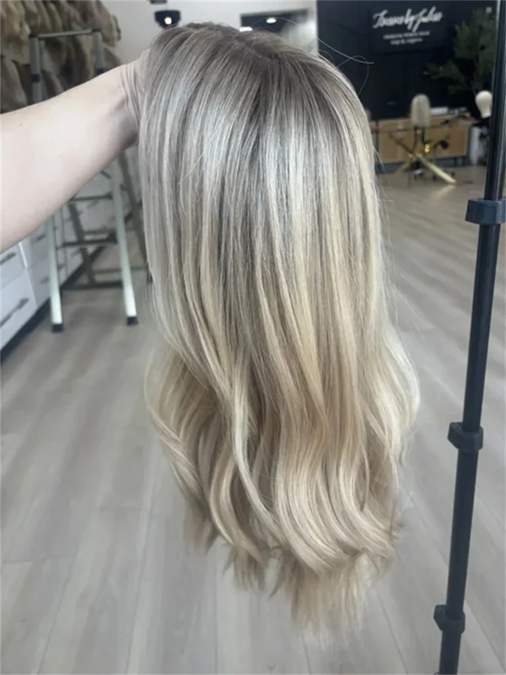 20 Inch Light Blonde Balayage Wig Natural Waves Heat Safe Fibre Glueless Realistic Look Synthetic Lace Front Wig for Women