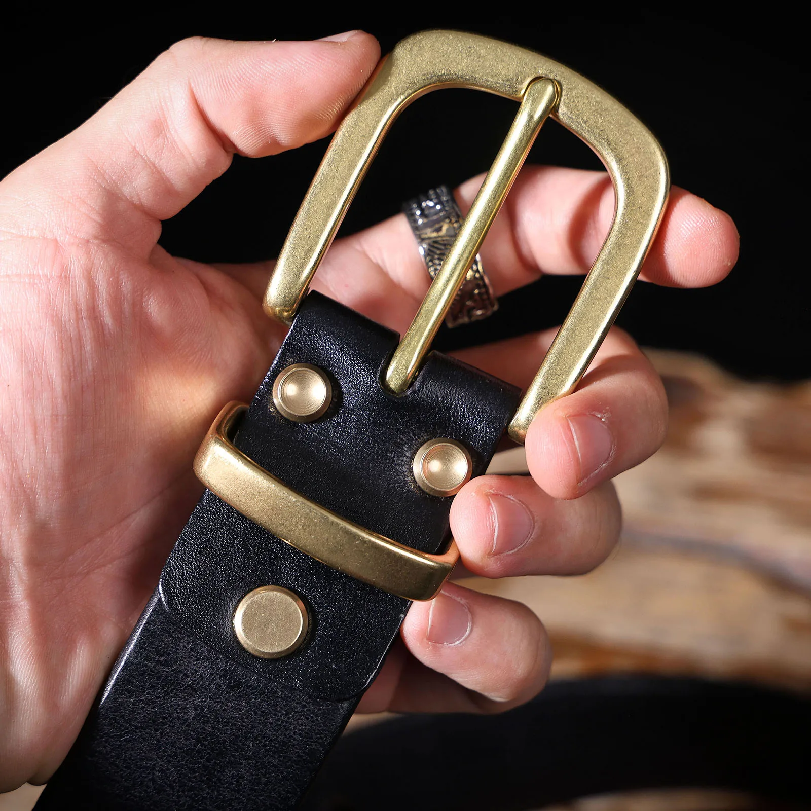 S.WORKER Klassischer dicker Herrengürtel aus echtem Leder, Messing-Dornschließe, vollnarbiges Rindsleder, Vintage-Freizeitgürtel für Jeans, mit Geschenkbox – Detail 25