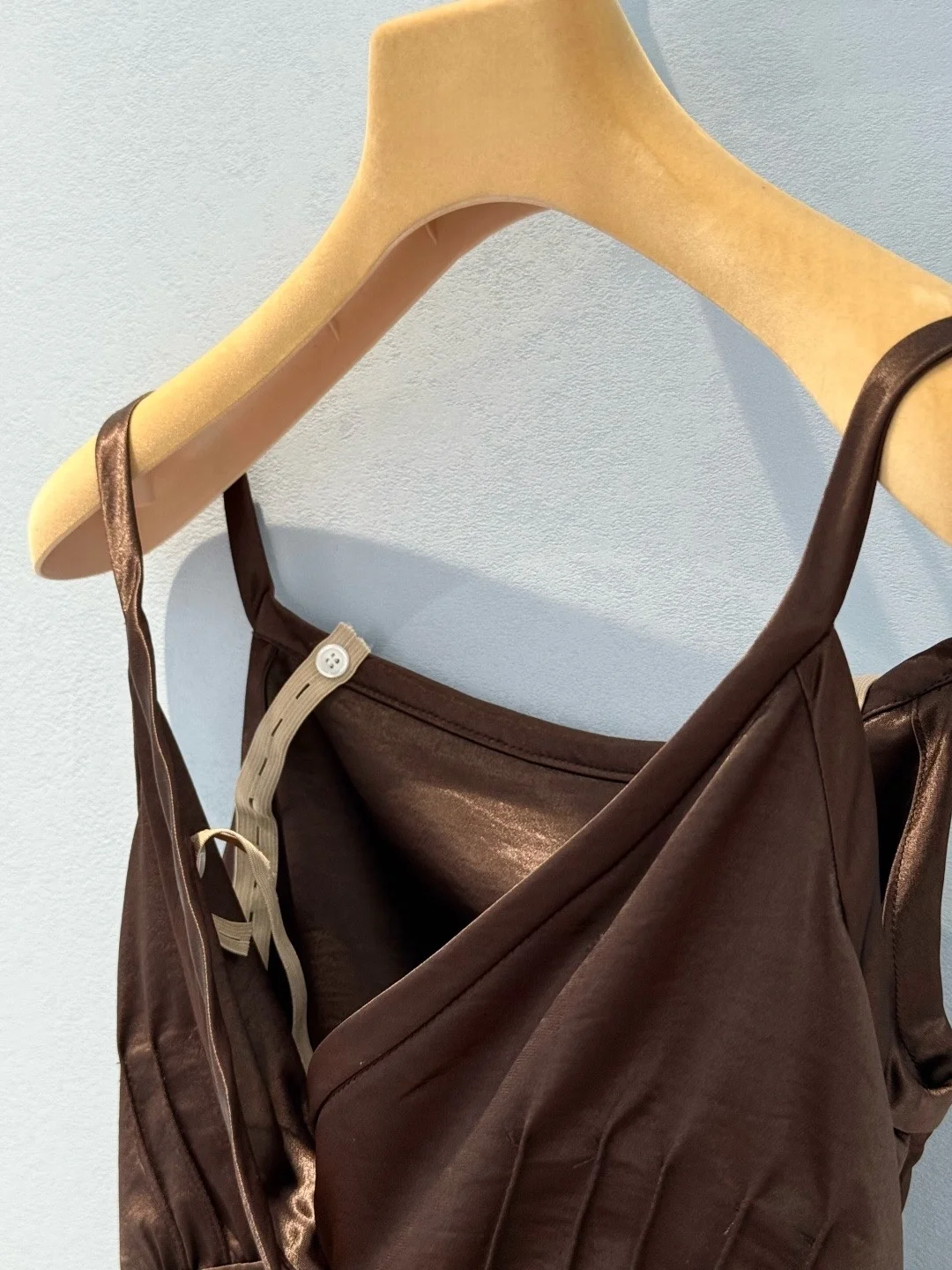 ชุดเดรสยาวผ้าซาตินสีน้ำตาลสำหรับผู้หญิง คอวีผูกโบว์ เอวสูง ผ่าข้าง ผ้าซาตินอะซิเตท ชุดราตรี ชุดงานเลี้ยงค็อกเทล