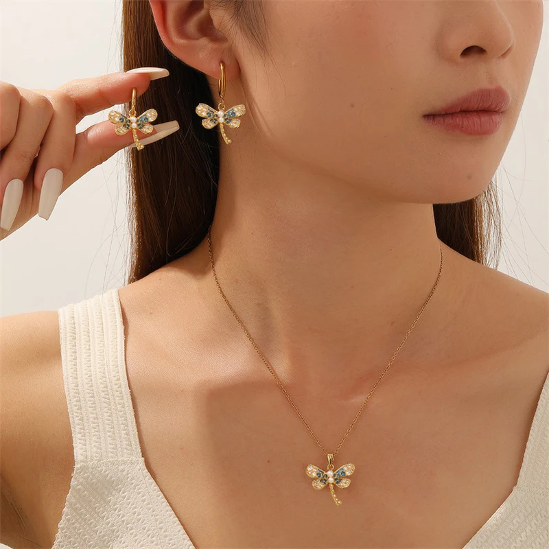 EILIECK Glänzende Strass-Perlen-Libellen-Luxus-Halskette und Ohrringe für Damen, Goldfarben, PVD-beschichtet, Eleganter Wasserfester Schmuck, Neu – Detail 8