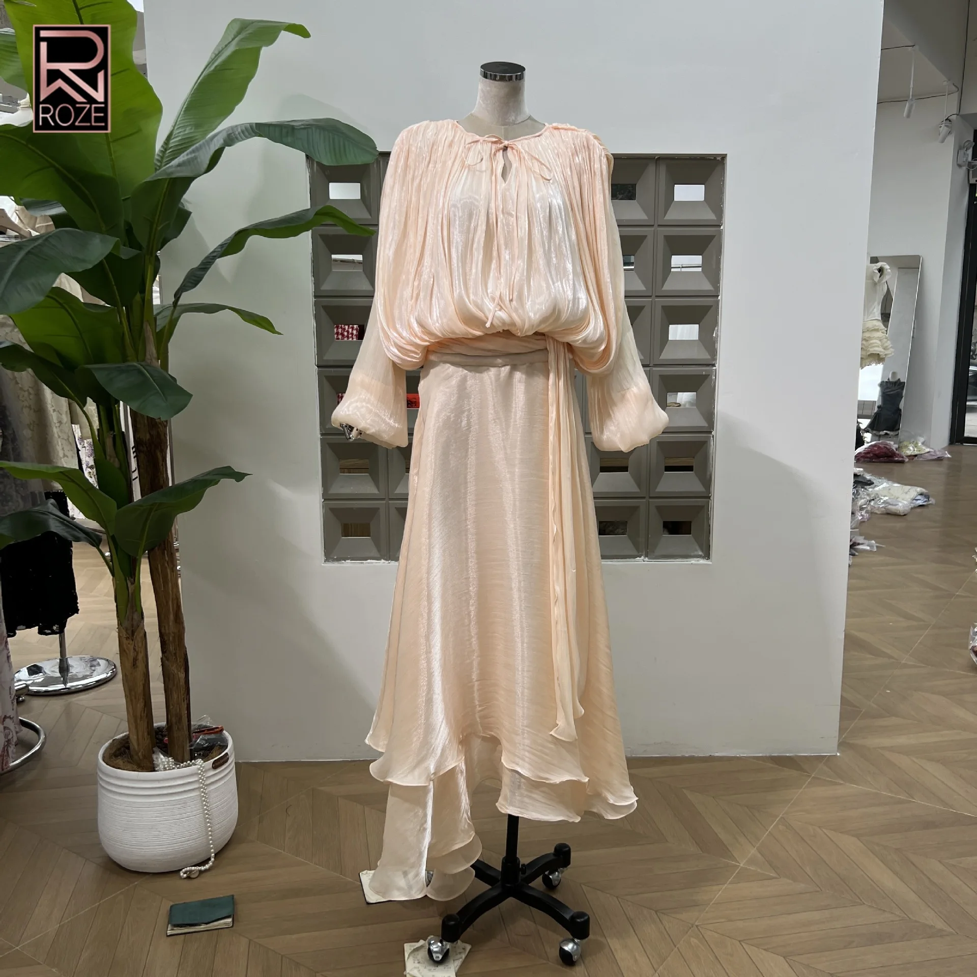 Abito chic con fascia in vita primavera/autunno 2025 |   Abito trasparente iridescente a maniche lunghe |   Abito romantico stile donna con orlo asimmetrico