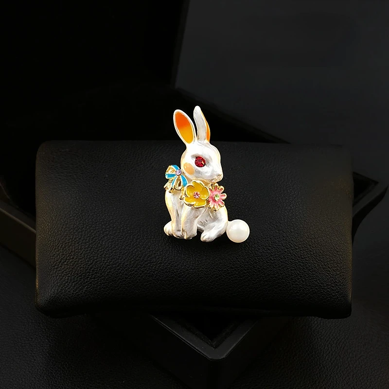 Unique Design Bunny Brooch High-End Women Cute Rabbit Animal Brooch Pin Fixed Clothes Suit Ornament Pearl Rhinestone Jewelry Pin