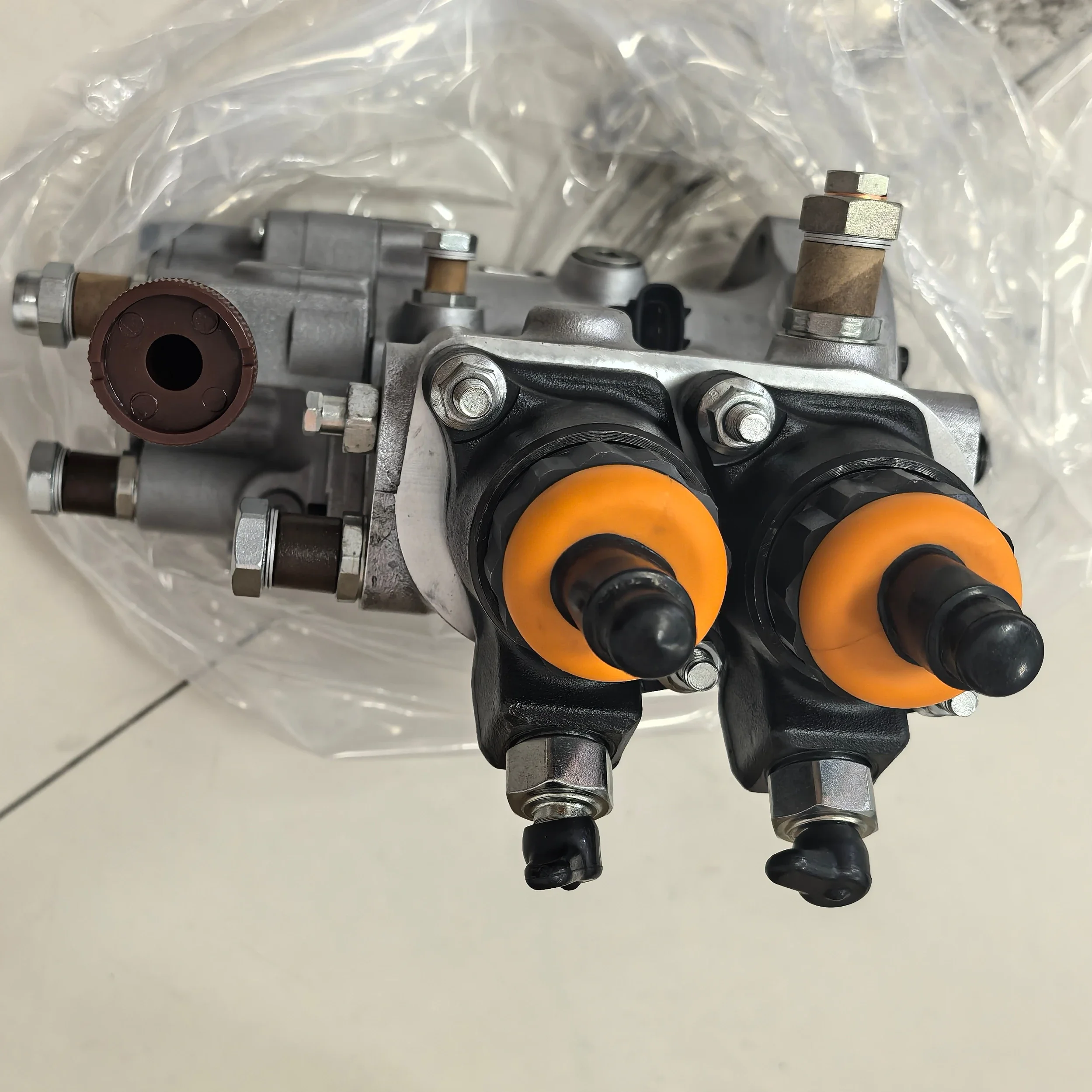 

Original High Quality 6261-71-1110 fuel diesel pump PC650-8 engine oil pump assembly