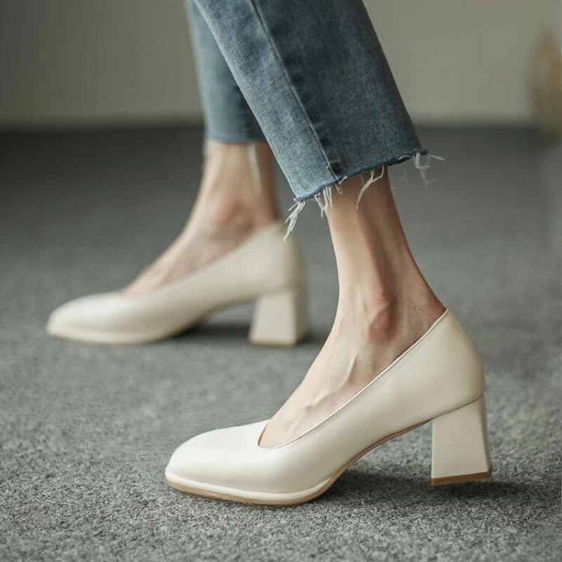 Letnie obuwie damskie na wysokim obcasie dla kobiet 2024 Square Toe Pumps Moccasins Office on Heeled White Casual Slip Non Spring