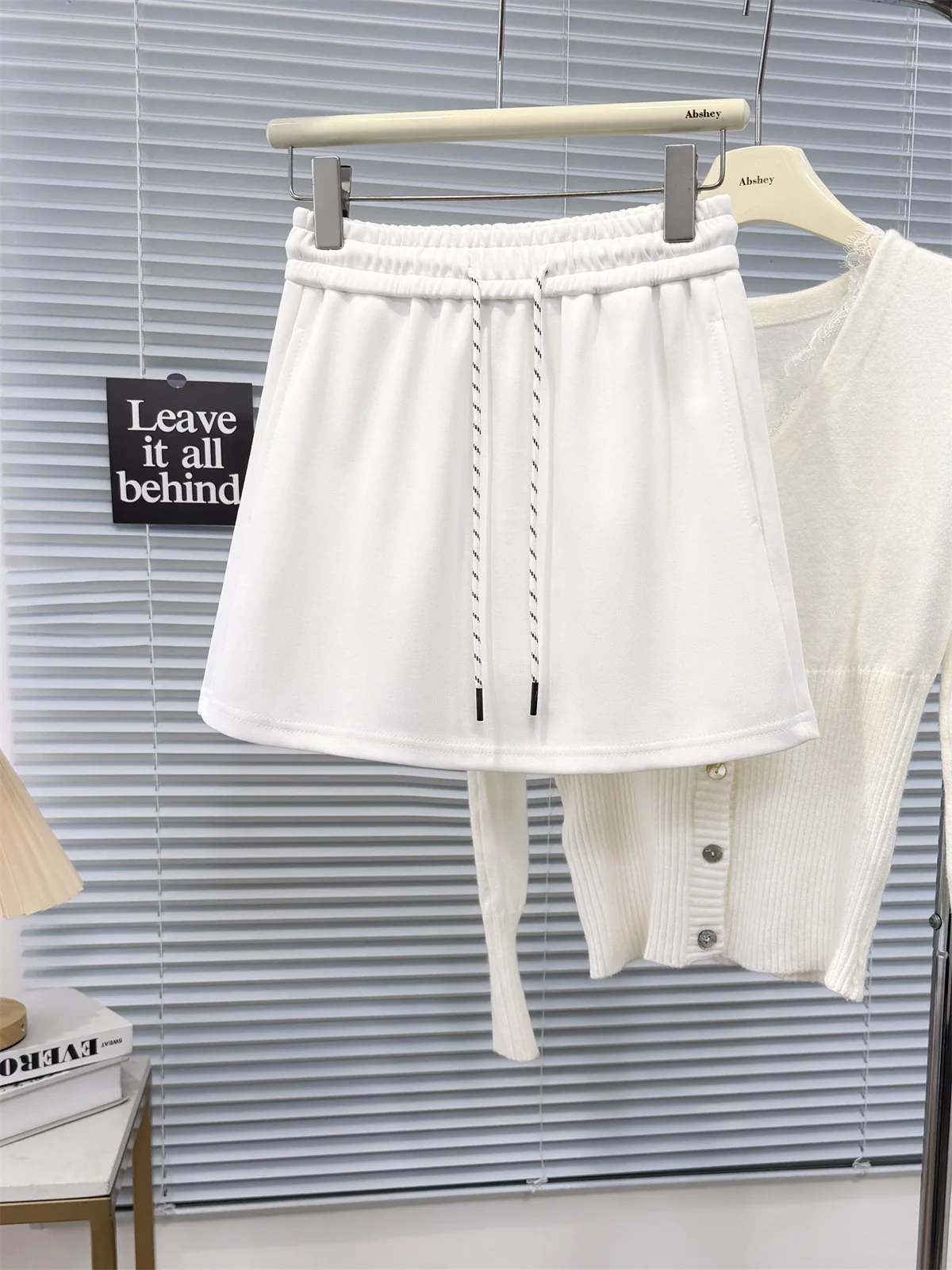 تنورة قصيرة غير رسمية برباط على الموضة للسيدات لصيف 2026 سترة كورية جديدة عالية الخصر من القطن تنورة رياضية على شكل حرف A