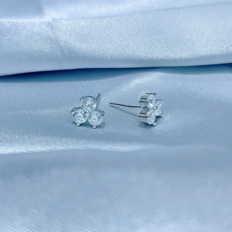PT950 Platinum Lady Clover Style Stud Earrings, 0.6ct D Color Vvs1 Sparkling Moissanite Poplar Fresh and Simple Daily Jewelry