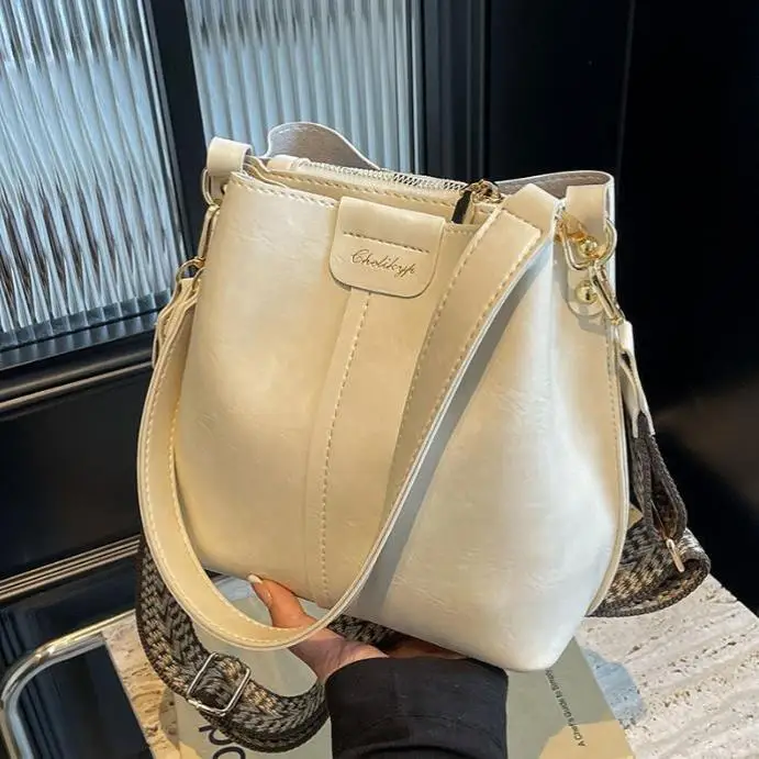 

2025 New Korean Sle Faionable Buet Bag Women's oulder Bag Retro Large Capaci Wide Strap Crossbody Water Buet Bag