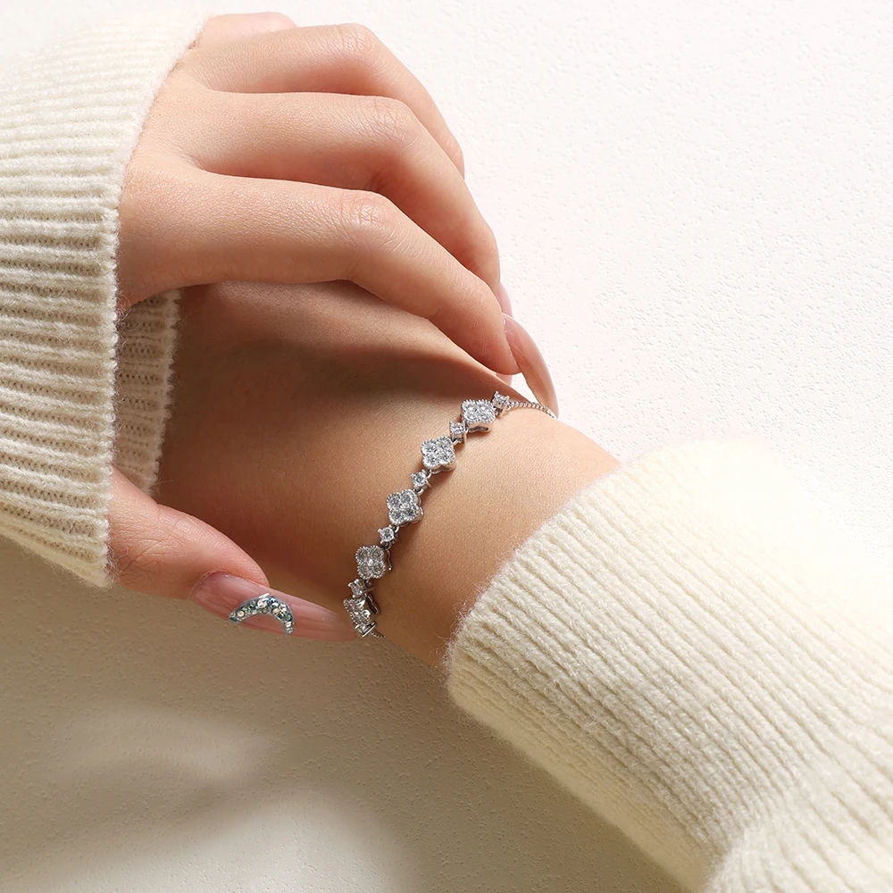 สร้อยข้อมือโมอิสซาไนต์ดีไซน์ดาว ATTAGEMS สำหรับผู้หญิง เงินแท้ S925 ปรับขนาดได้ 24 ซม. สายแบบกล่อง ของขวัญวันเกิดเสริมโชค เครื่องประดับ