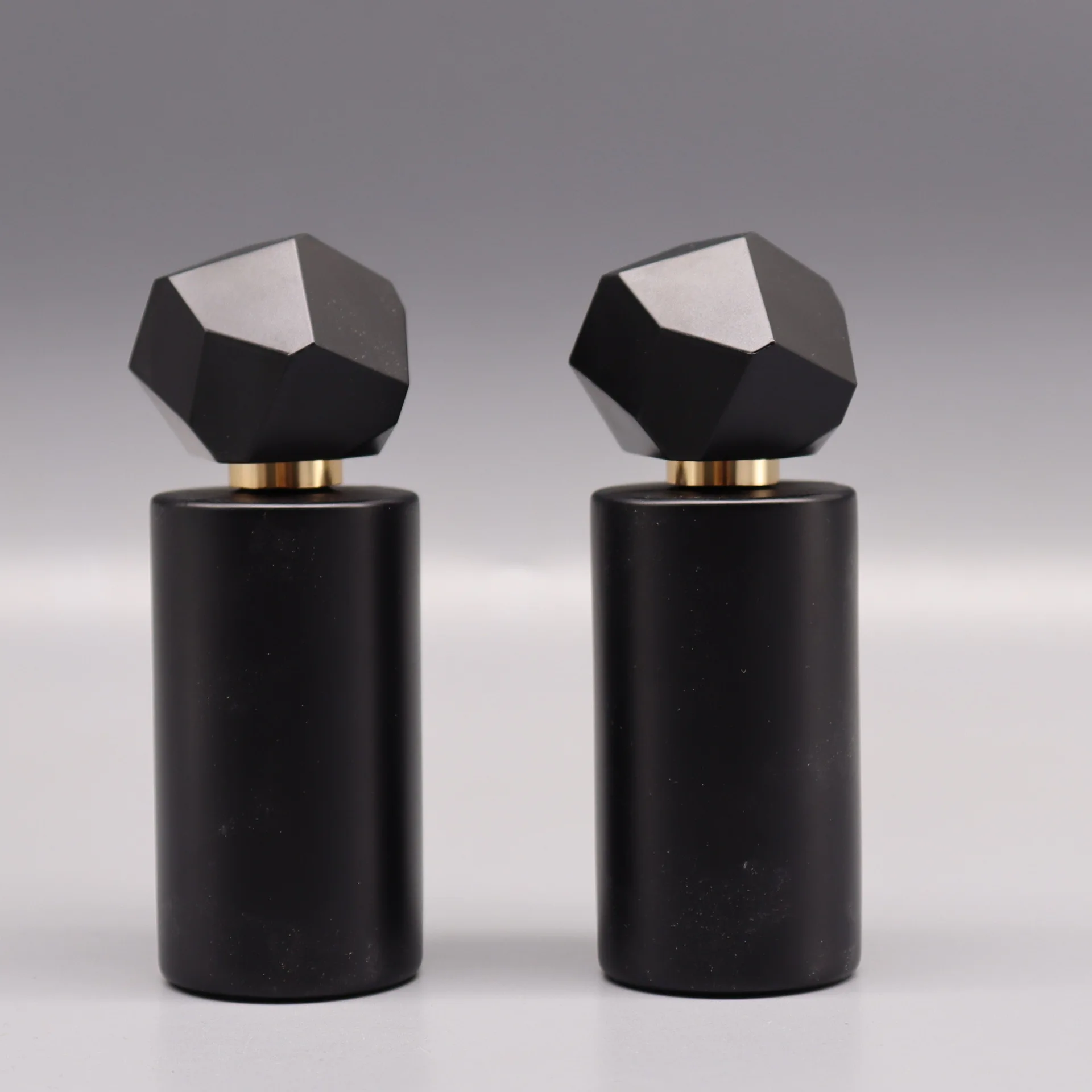 

50ml Black Multi-Faceted Cap Glass Perfume Spray, Portable Refillable Atomizer for Travel Cosmetics