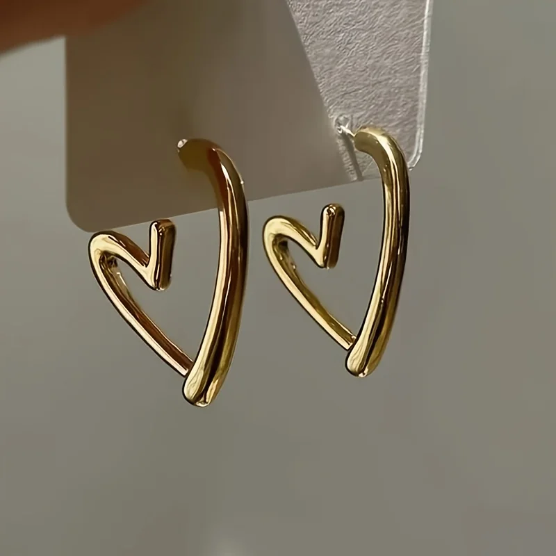 1 par de pendientes sencillos de mujer en forma de corazón con un diseño moderno que es novedoso y moderno, excluyendo un fresco y elegante.